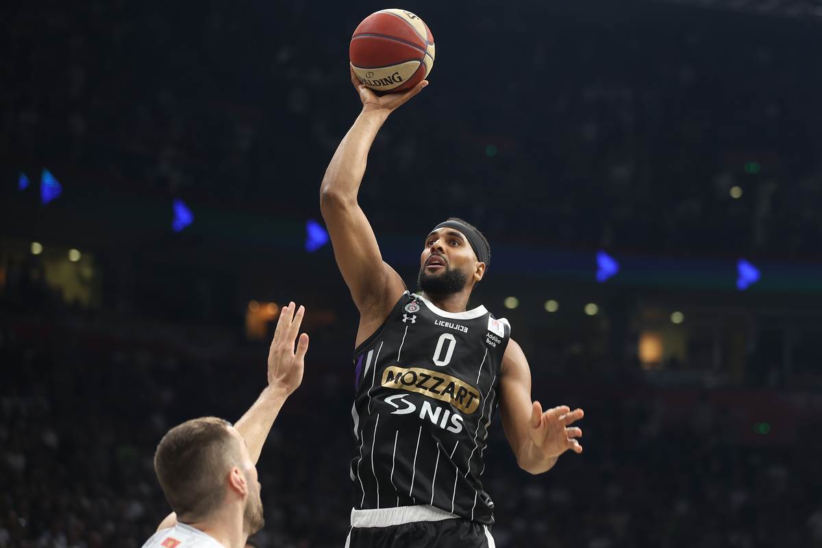 Brendon Dejvis daje koš protiv Budućnosti