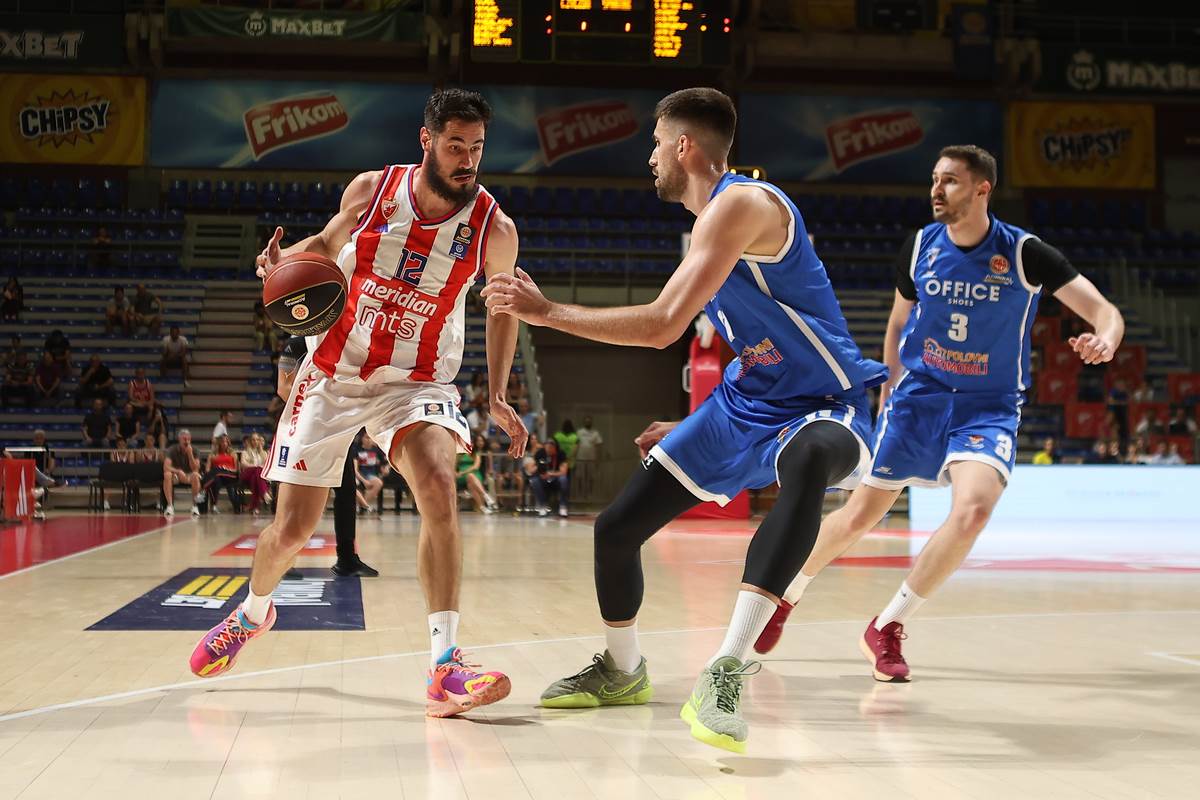 Nikola Kalinić u prodoru na meču Zvezda Spartak