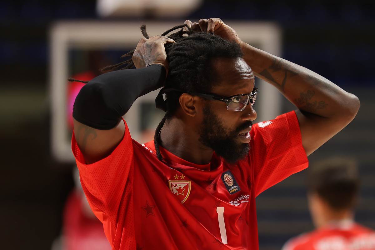 Džon Braun na zagrevanju pred Zvezda Spartak