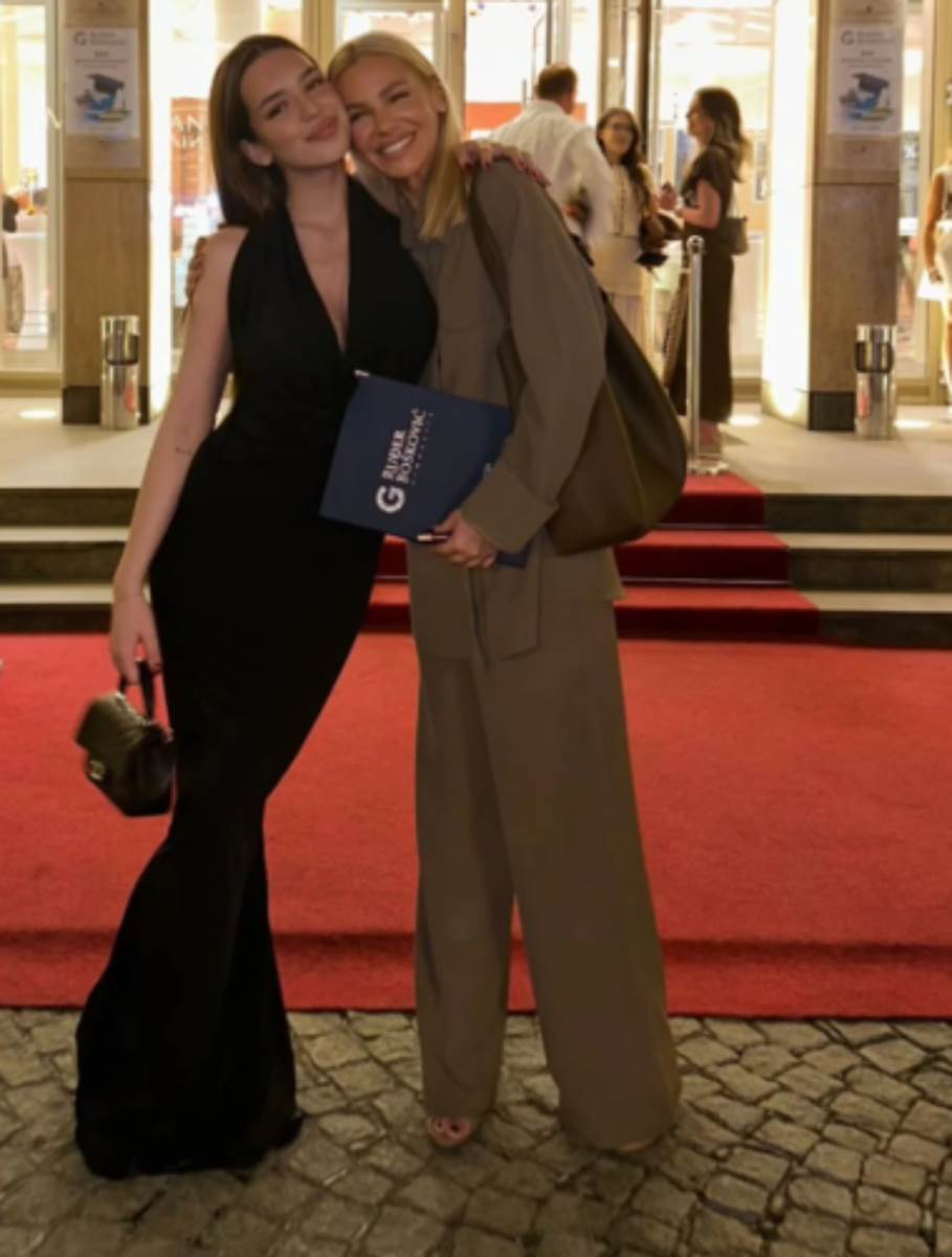 Hana Ikodinović i Nataša Bekvalac