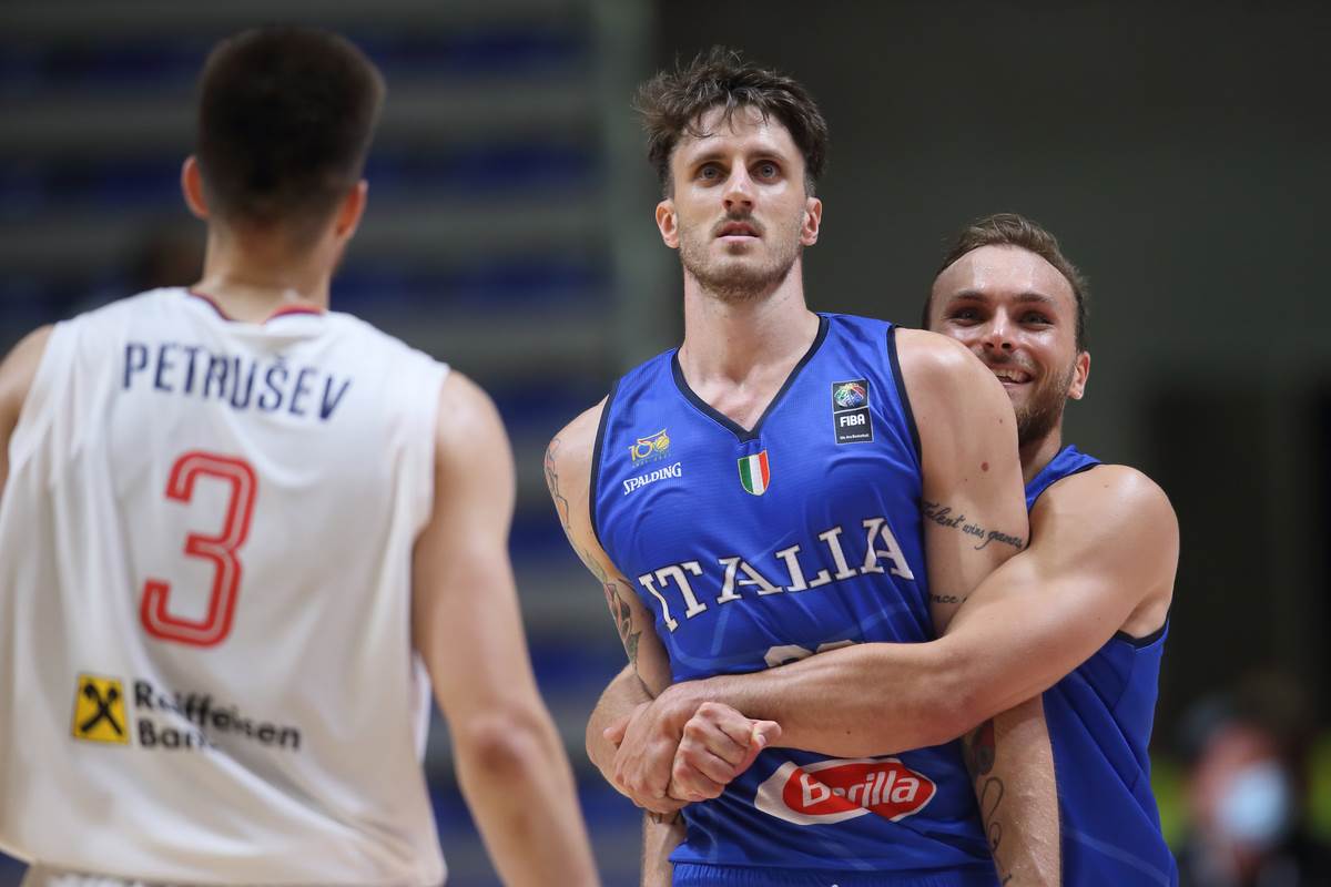 Akile Polonara slavi pobedu Italije protiv Srbije