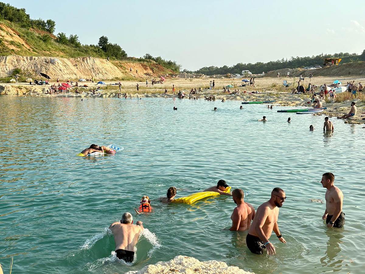 Bešenovačko jezero na Fruškoj gori (1).jpg