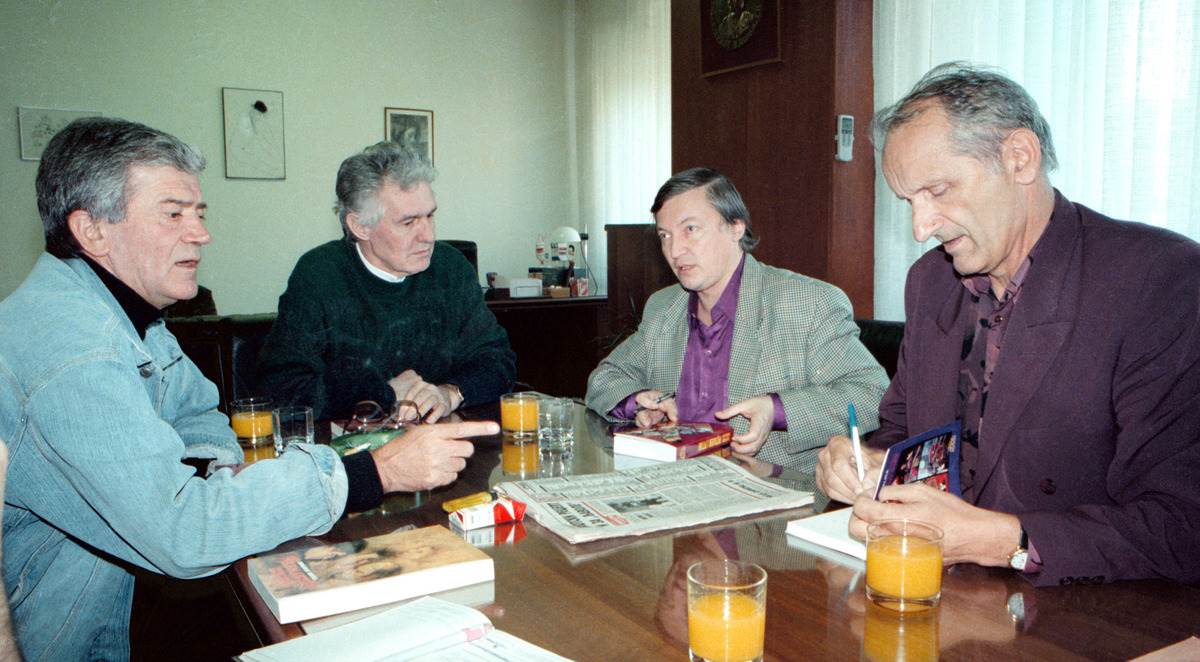 Dimitrije Bjelica potpisuje svoju knjigu kraj Anatolija Karpova