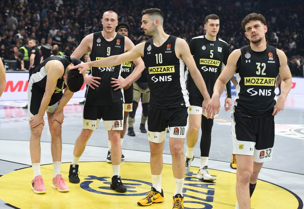 Janis Papapetru sa saigračima u Partizanu