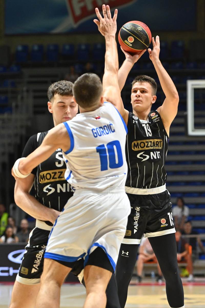 Arijan Lakić pogađa trojku protiv Spartaka