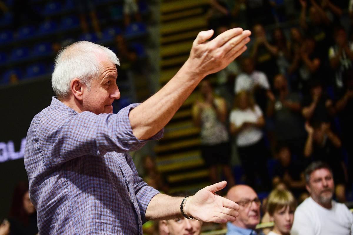 Željko Obradović pozdravlja publiku protiv Spartaka u Pioniru