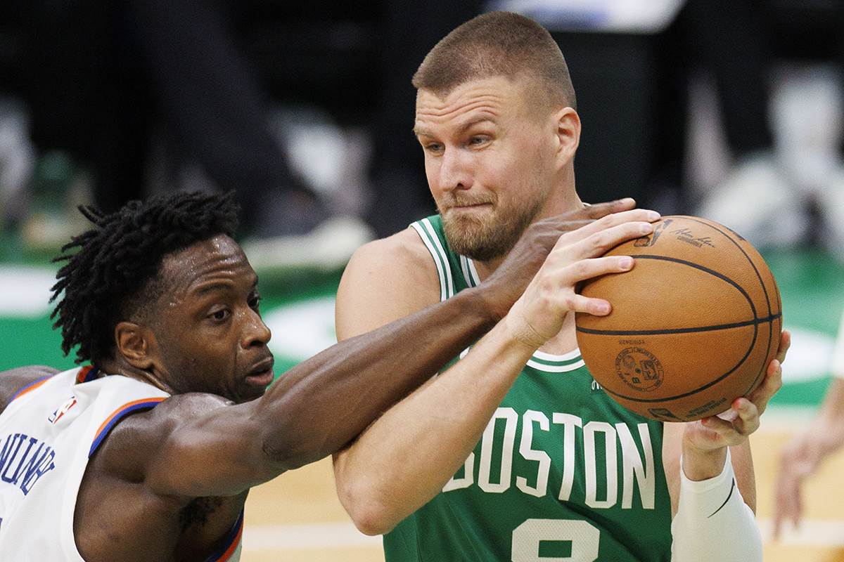 Kristaps Porzingis u dresu Bostona u duelu sa Niksima.