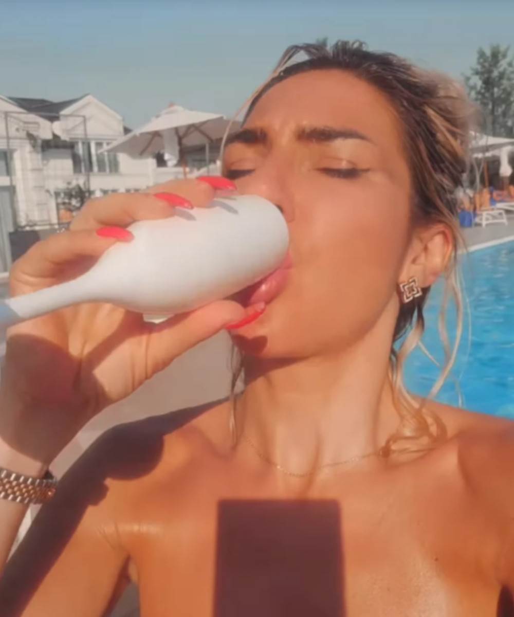 Jovana Jeremić bazen šampanjac.jpg