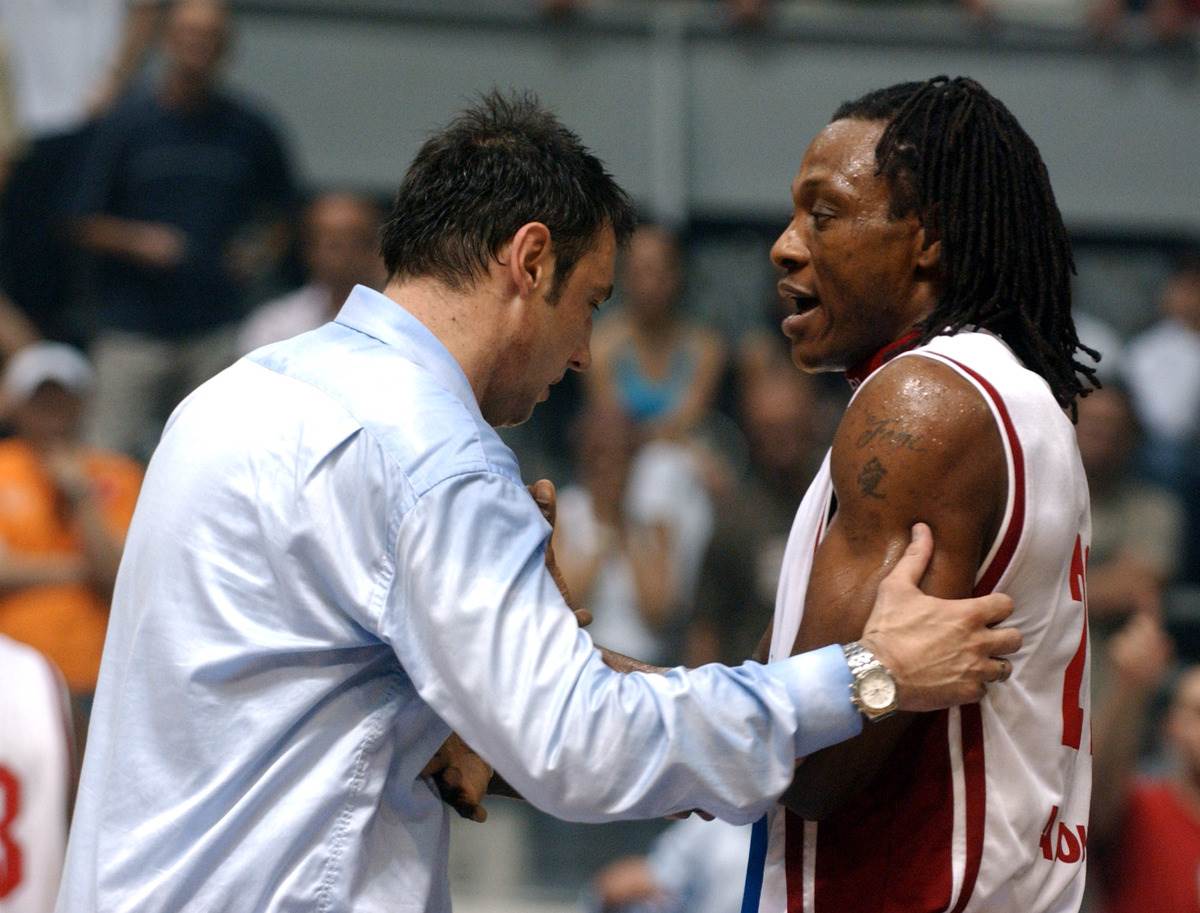 Tundži Avodžobi incident na meču Zvezde i Partizana