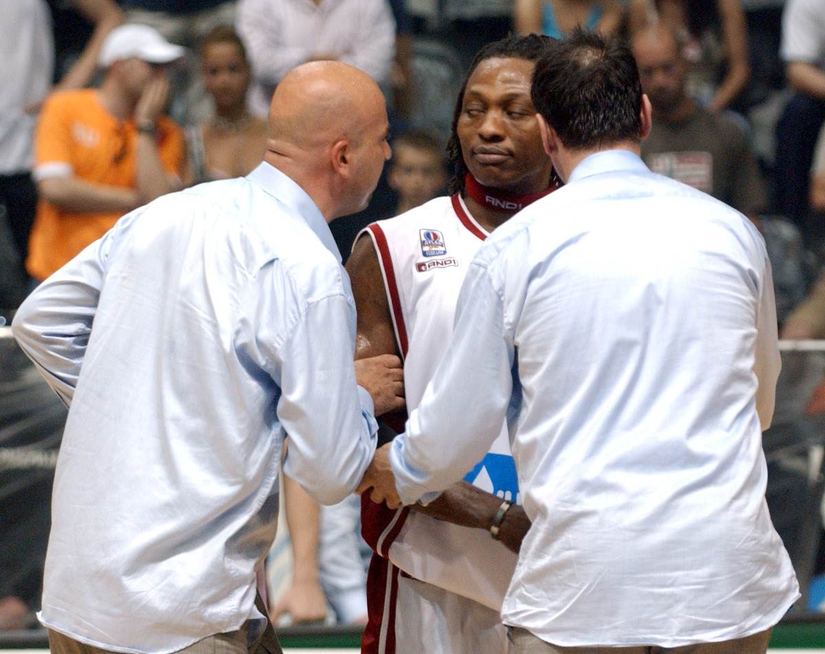 Tundži Avodžobi incident na meču Zvezde i Partizana