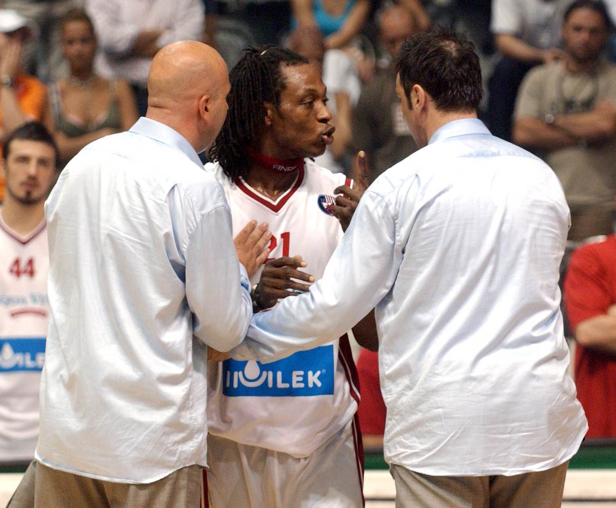 Tundži Avodžobi incident na meču Zvezde i Partizana