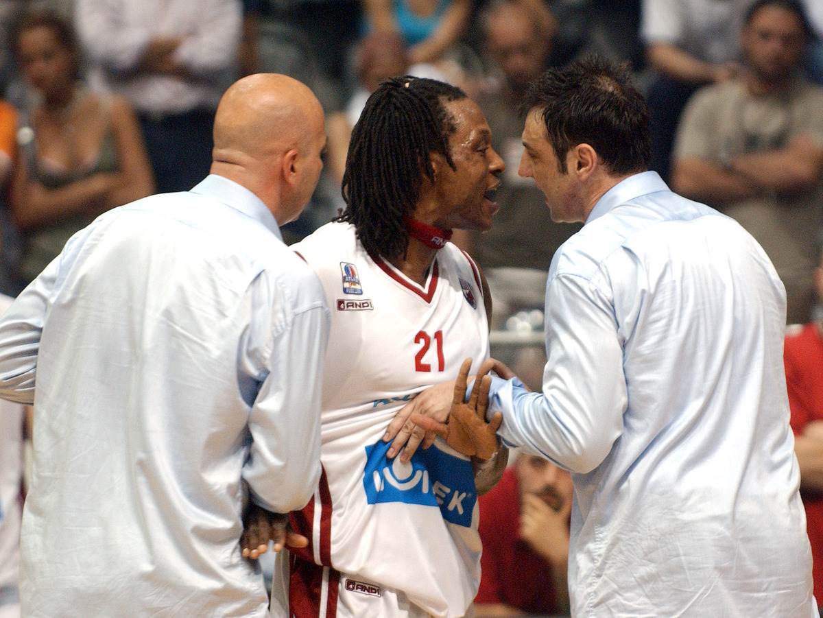 Tundži Avodžobi incident na meču Zvezde i Partizana