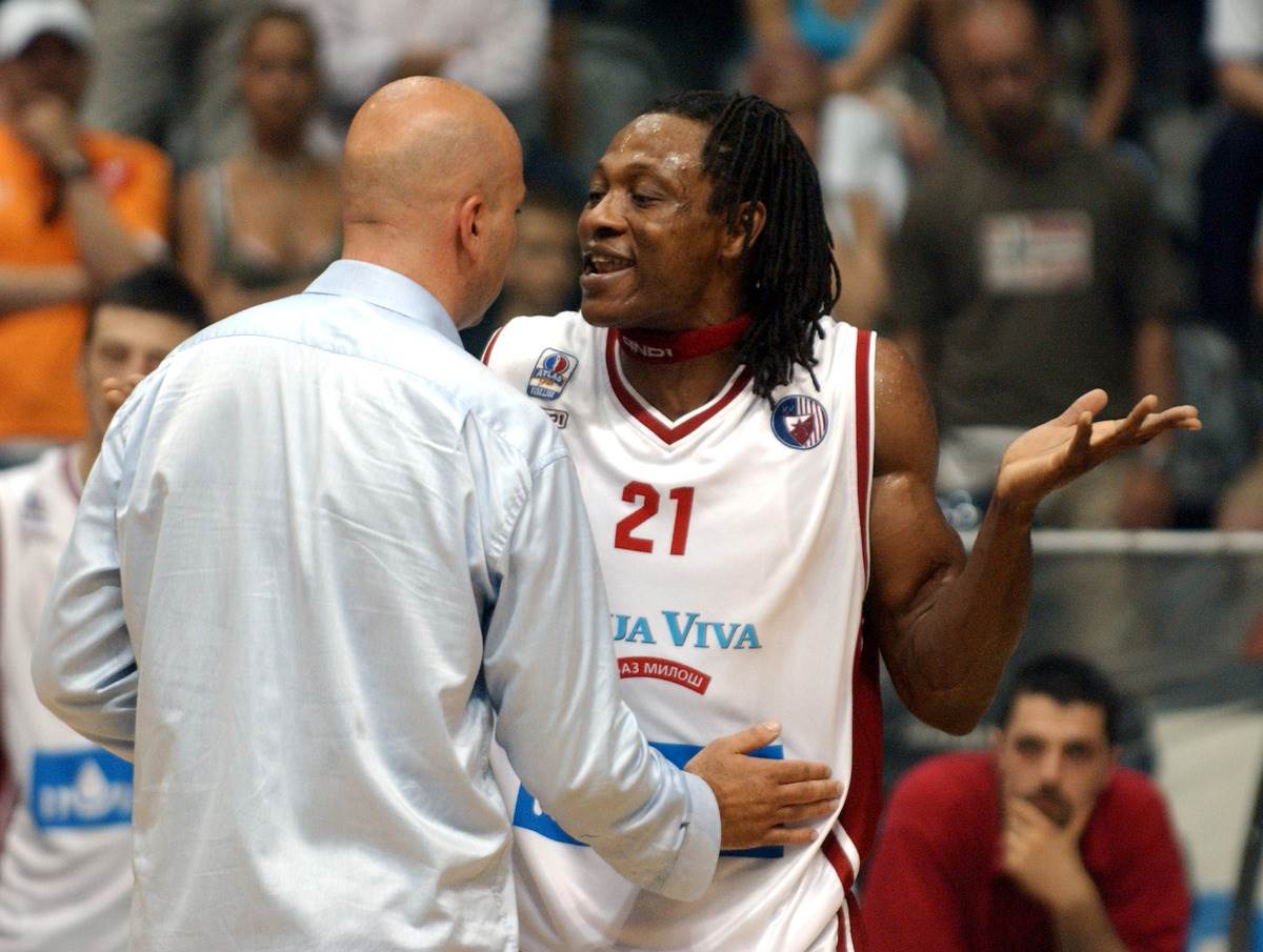 Tundži Avodžobi incident na meču Zvezde i Partizana