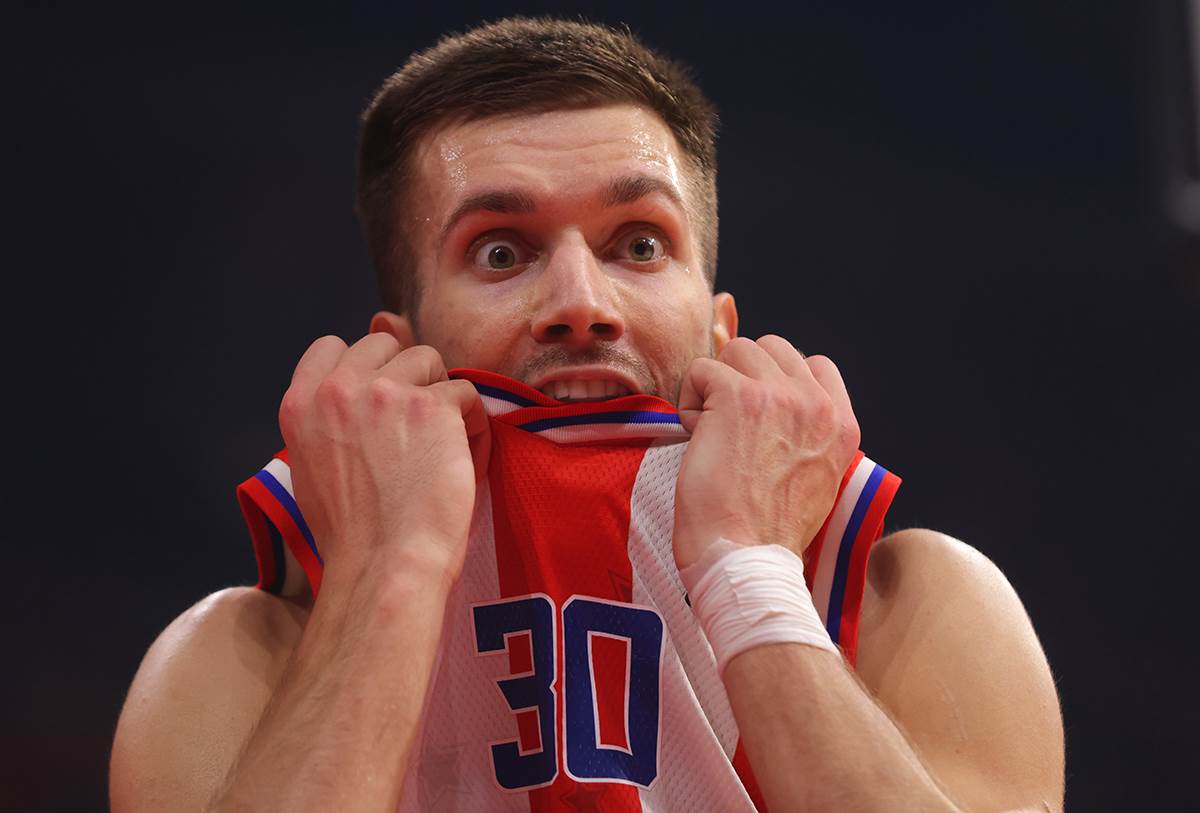 Filip Petrušev grize dres Crvene zvezde.