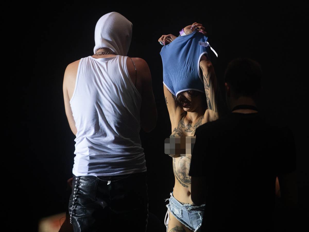 Devito i devojka koja se skinula gola na nastupu 5.jpg