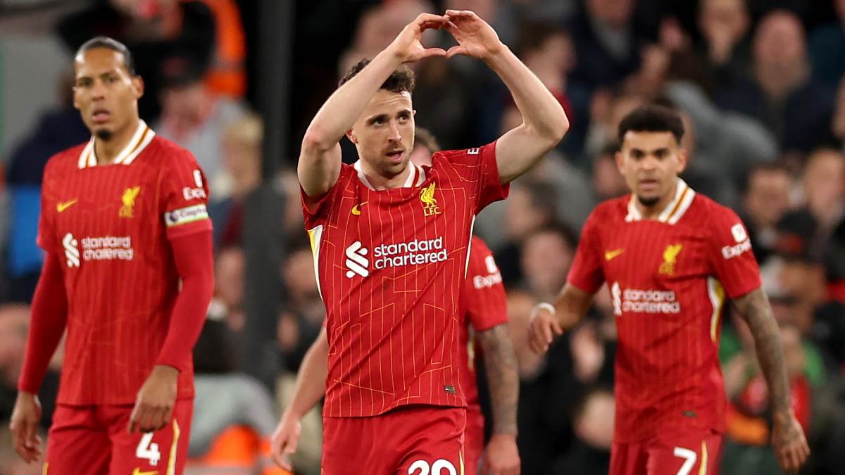 Diogo Žota fudbaler Liverpula slavi gol pokazujući srce