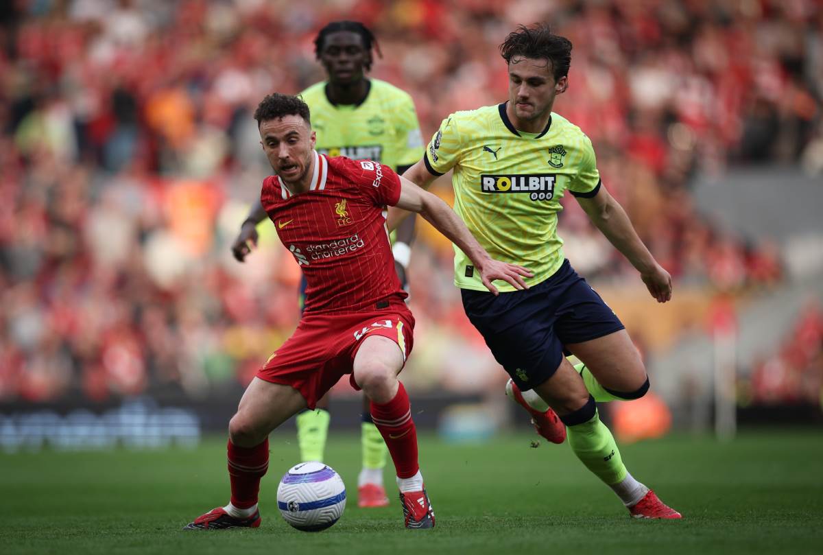 Diogo Žota dribla na utakmici Liverpul Sautempton