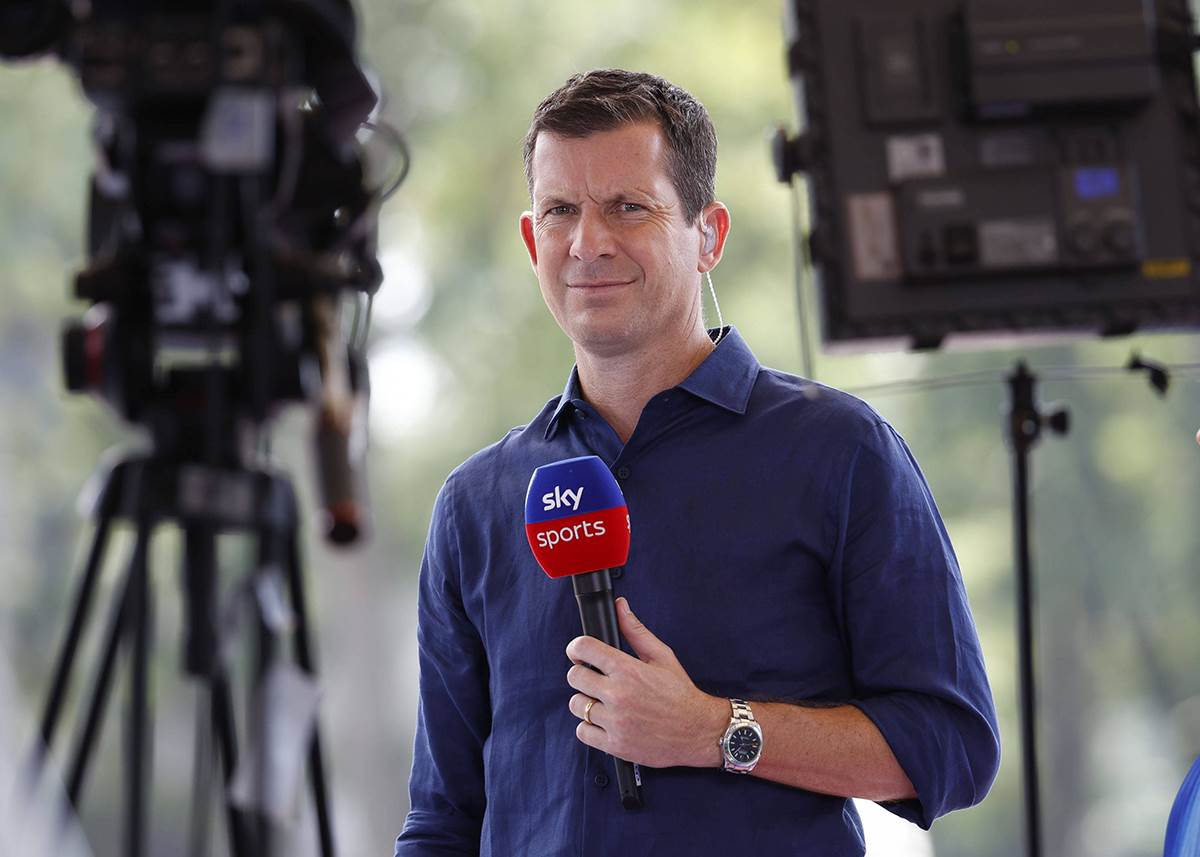 Tim Henman sa mikrofonom na Skaj Sportsu.