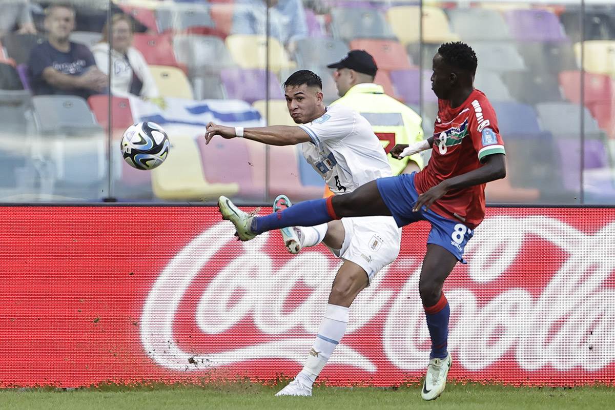 Mahmudu Bajo igra odbranu na utakmici reprezentacije