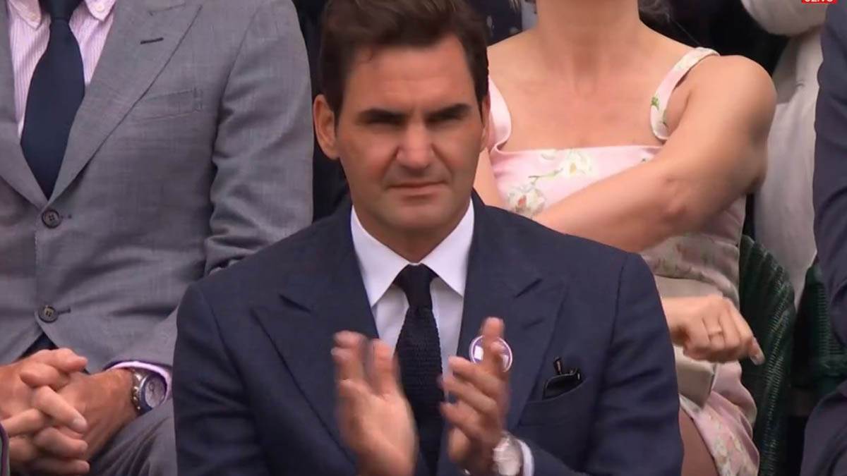 Rodžer Federer gleda Novaka Đokovića