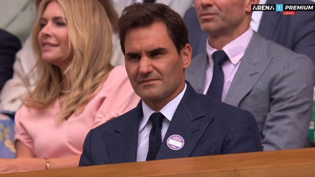 Rodžer Federer gleda Novaka Đokovića (1).jpg