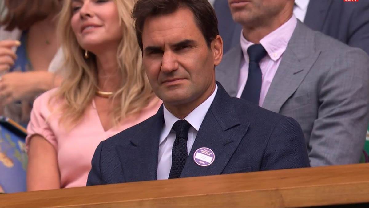 Rodžer Federer gleda Novaka Đokovića (2).jpg