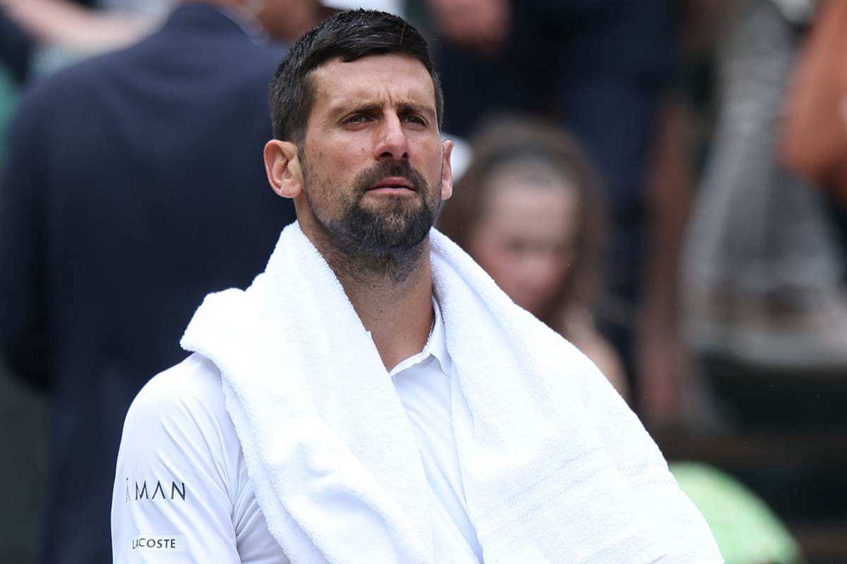 Novak Đoković s peškirom oko vrata na Vimbldonu.