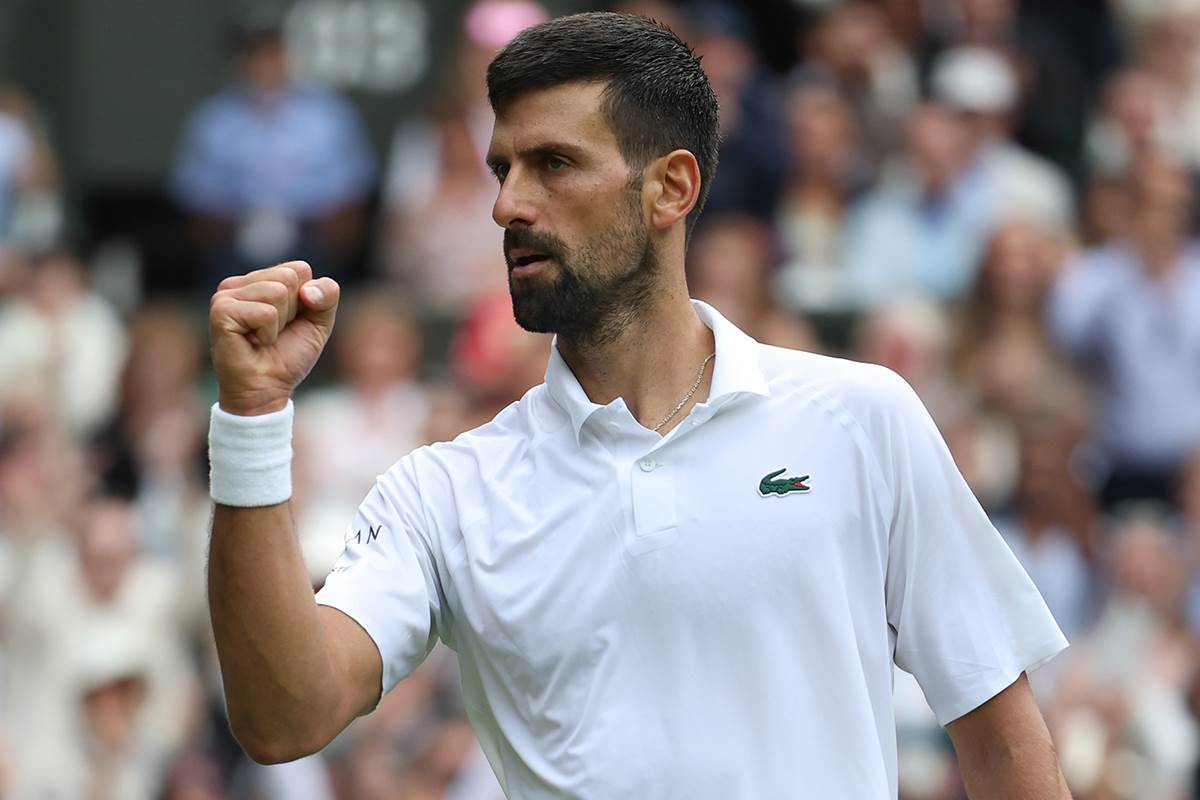 Novak Đoković diže pesnicu na Vimbldonu.