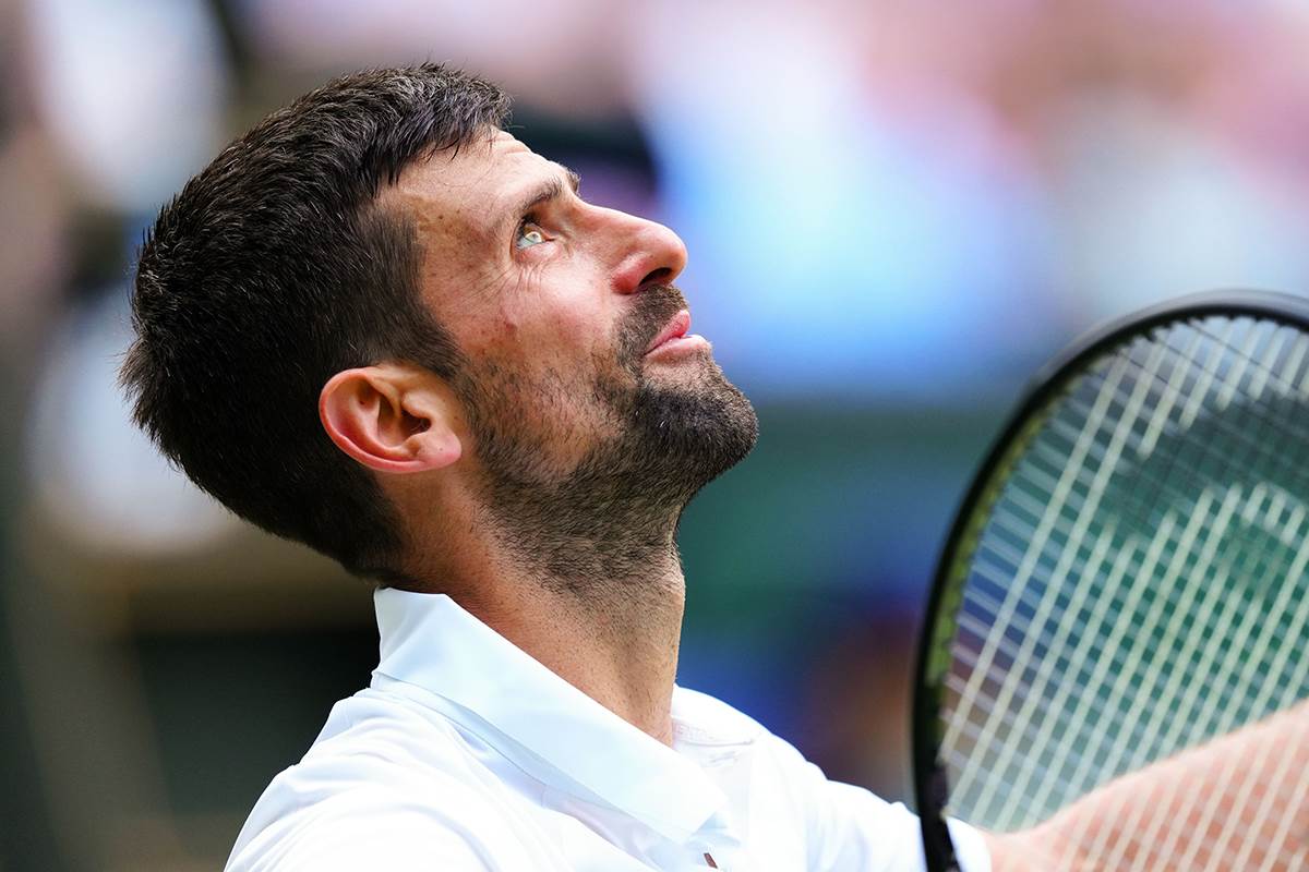 Novak Đoković pogledao u nebo na Vimbldonu.