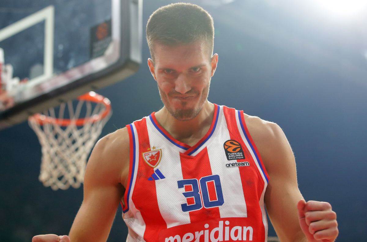 Filip Petrušev slavi koš na Crvena zvezda Pariz