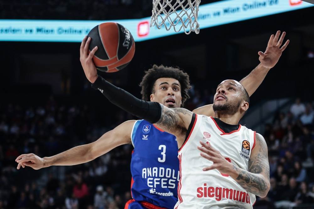 Košarkaš Zvezde Džordan Nvora protiv Šabaza Nejpira.