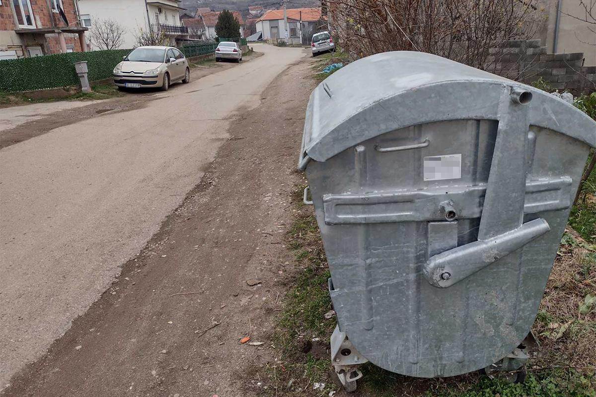 majka bacila bebu u kontejner kod Doljevca (1).jpg