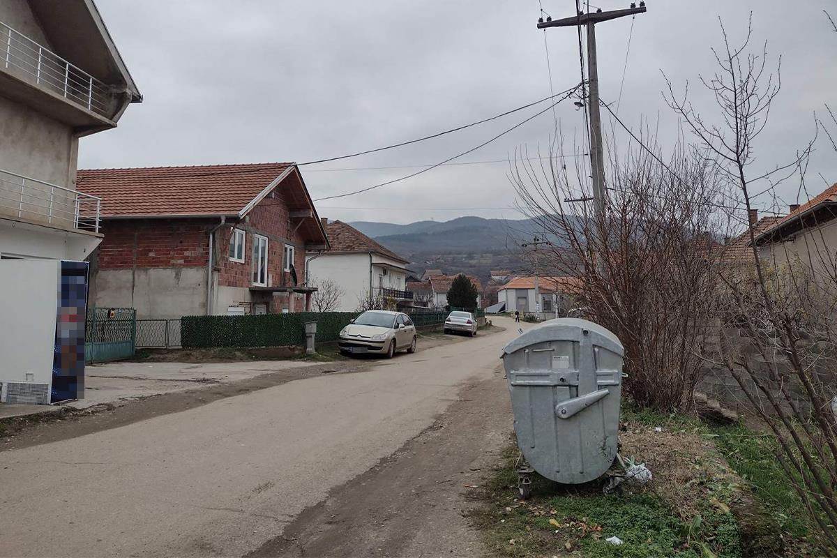 majka bacila bebu u kontejner kod Doljevca (2).jpg