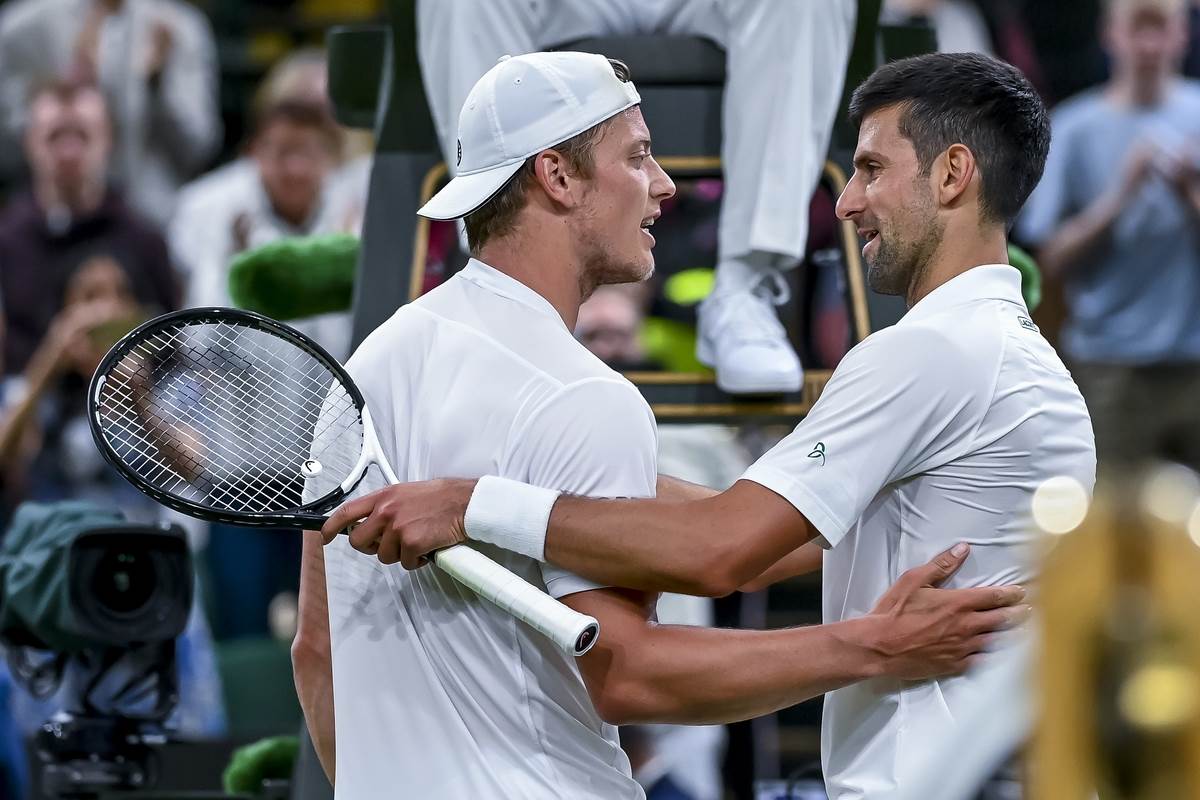 Tim van Rajthoven i Novak Đoković se pozdravljatu na Vimbldonu 2022.