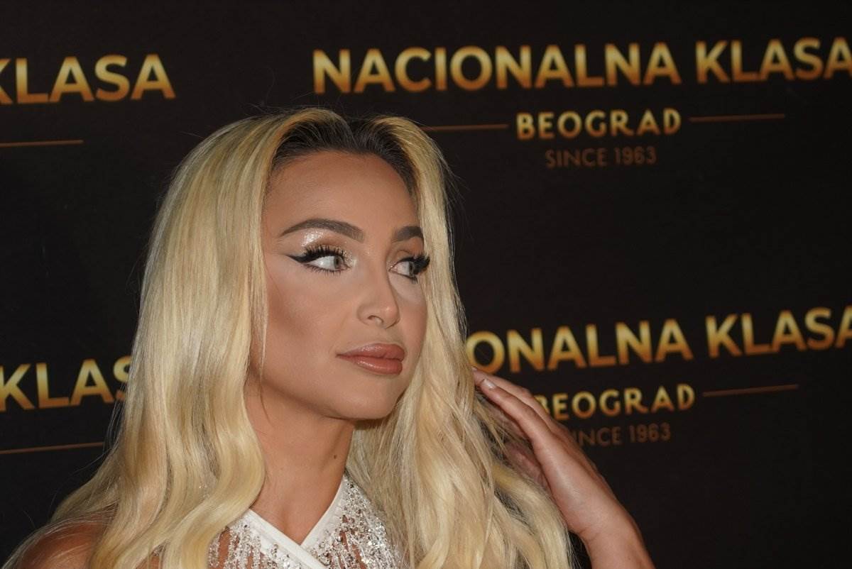 Maja Berović u gaćama i brushalteru