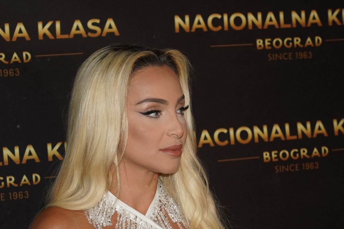 Maja Berović u gaćama i brushalteru