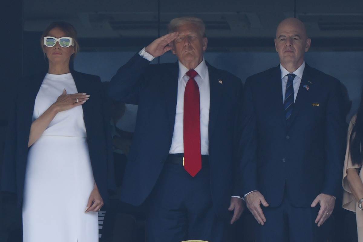 Donald Tramp salutira himni Sjedinjenih Država na utakmici PSŽ Čelsi