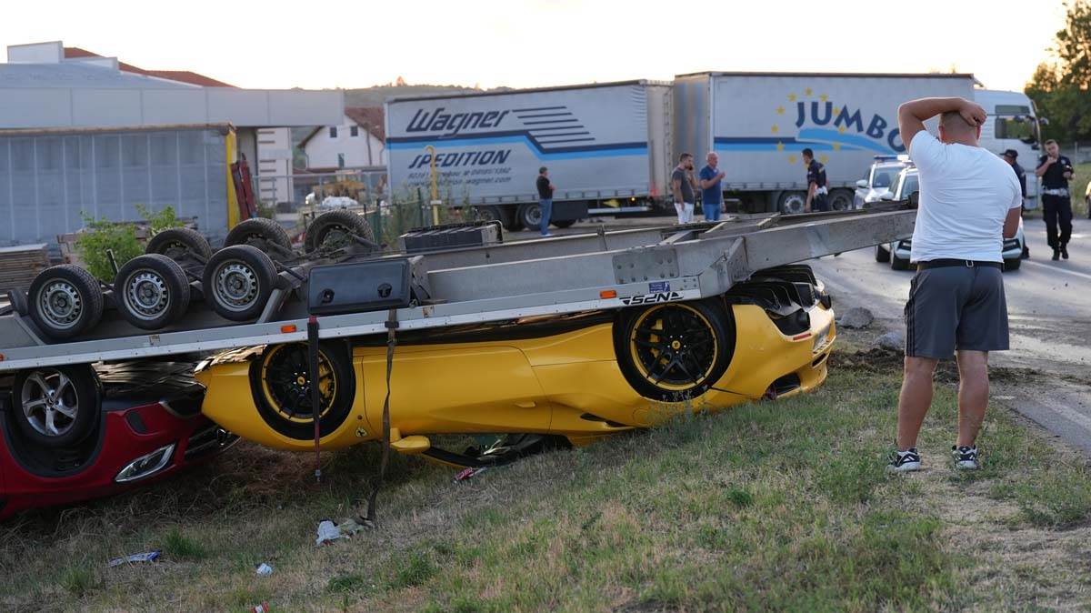 Ferrari i nov mercedes prevrnuti na krov 3.jpg