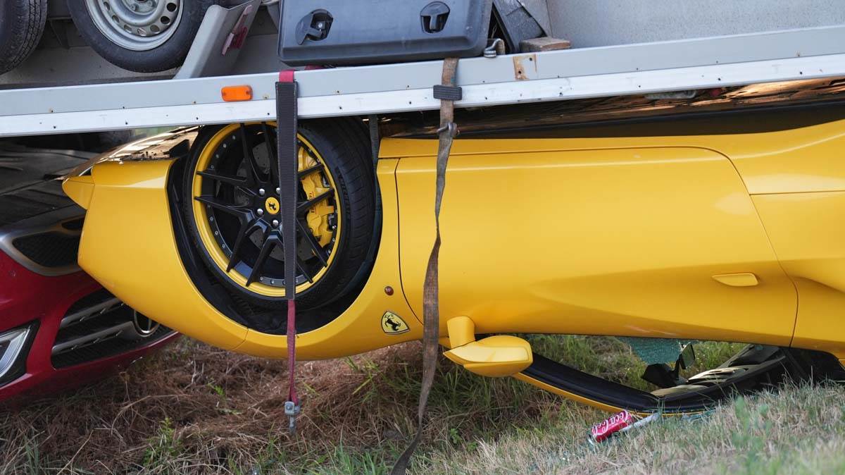 Ferrari i nov mercedes prevrnuti na krov 4.jpg