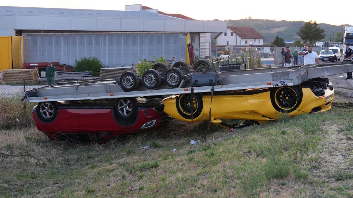 Ferrari i nov mercedes prevrnuti na krov 6.jpg