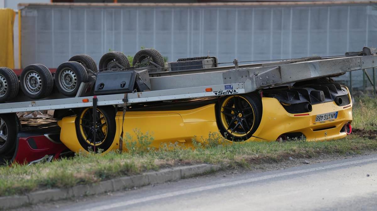 Ferrari i nov mercedes prevrnuti na krov 7.jpg