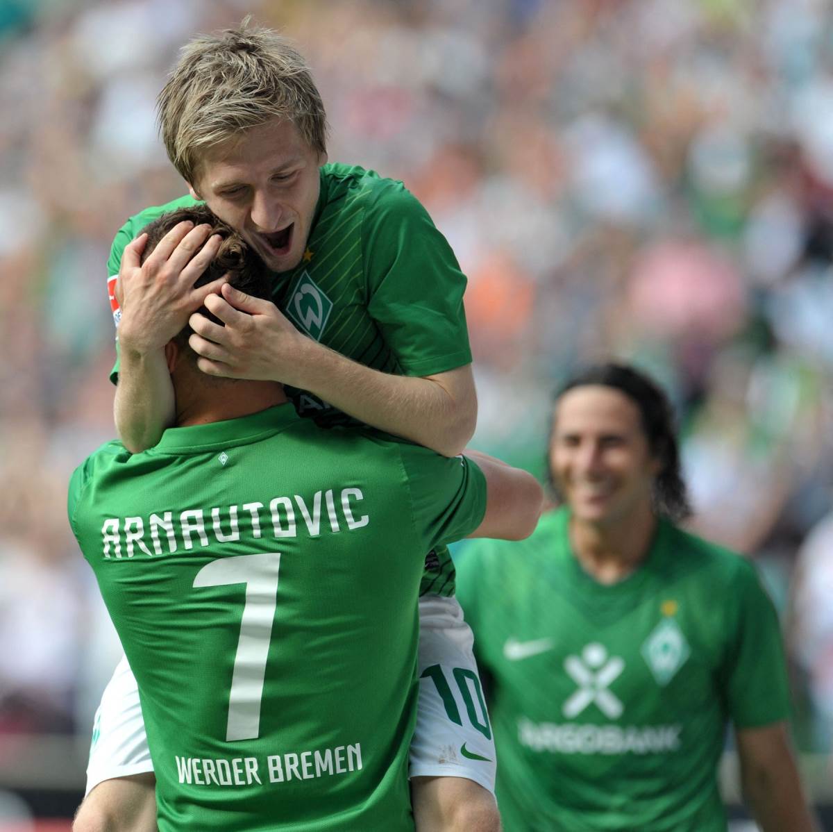 Fudbaleri Marko Marin i Marko Arnautović proslavljaju gol.