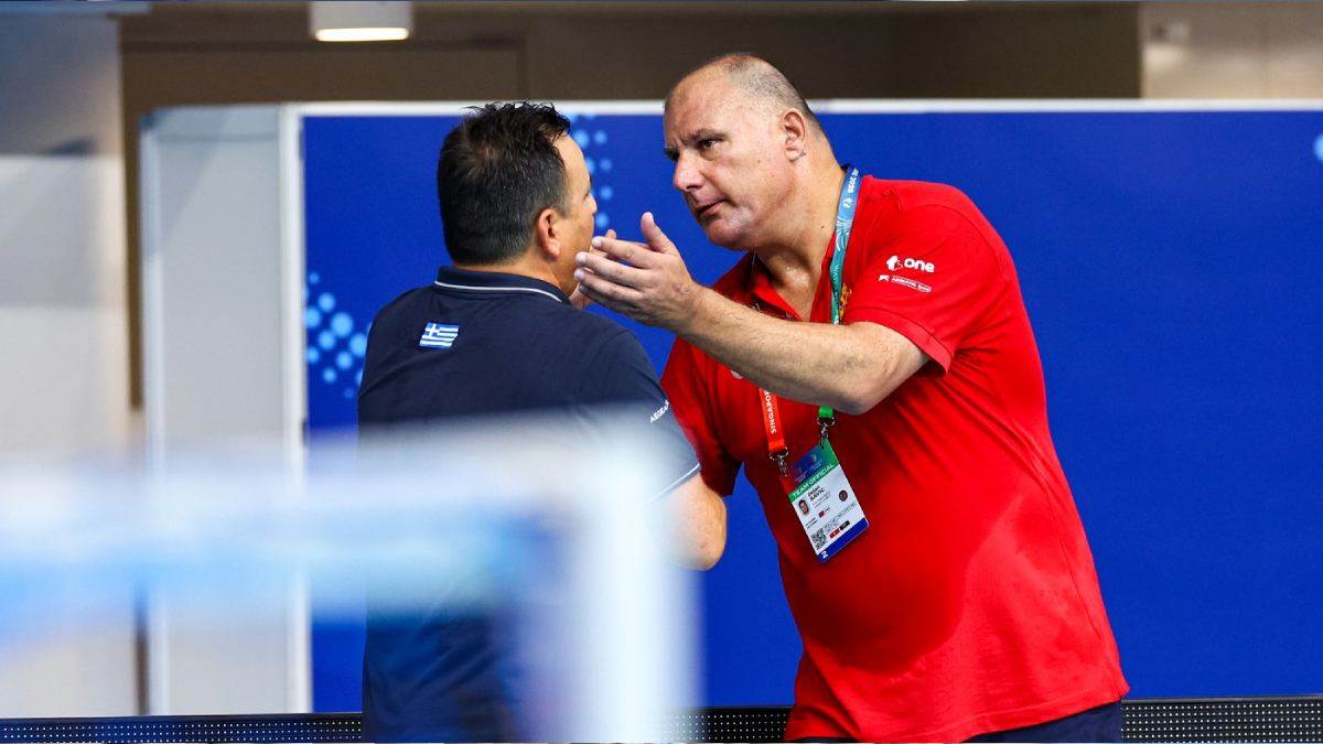 Dejan Savić se pozdravlja sa selektorom Grčke na Svetskom prvenstvu u Singapuru