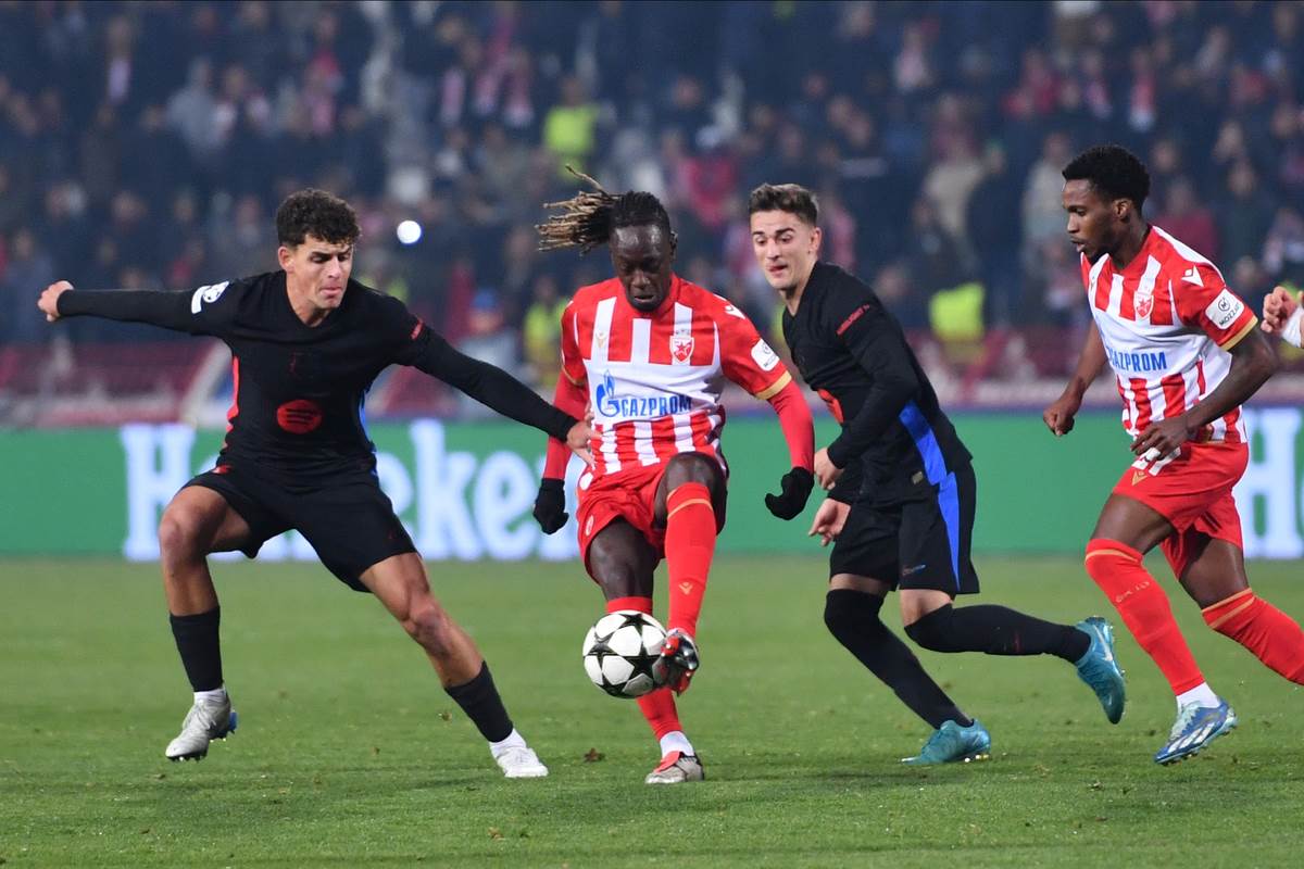 Dalsio iznosi loptu na utakmici Crvene zvezde i Barselone u Ligi šampiona