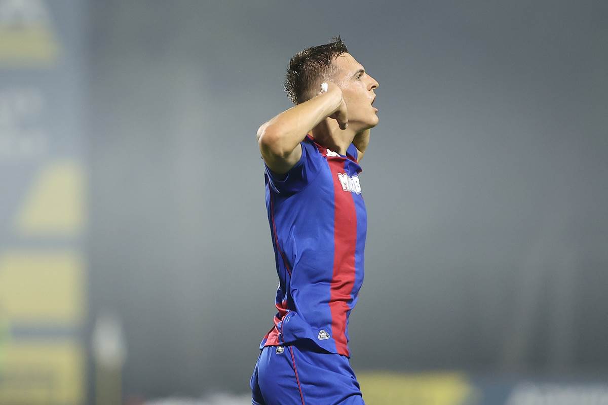 Andrej Kostić slavi gol za pobedu na Železničar Partizan