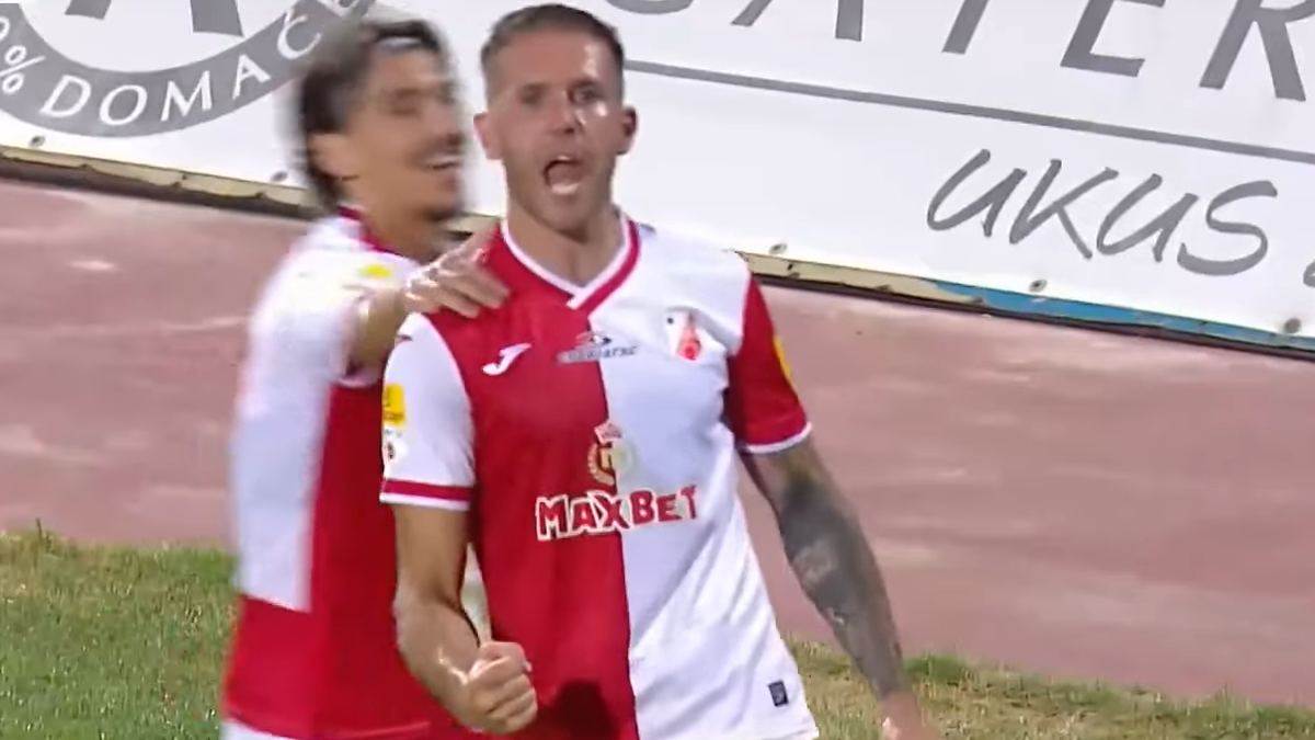 Aleksa Vukanović slavi gol za Vojvodinu protiv Radnika