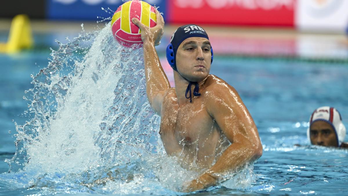 Vaterpolista Nikola Jakšić šutira na gol na utakmici protiv Amerike