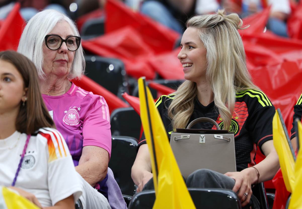Anika Nojer supruga Manuela Nojera navija za njega na utakmici Nemačke