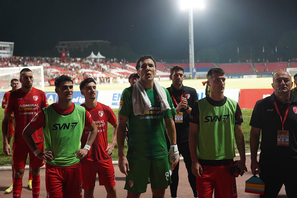 Vladimir Stojković sa saigračima iz Radničkog.