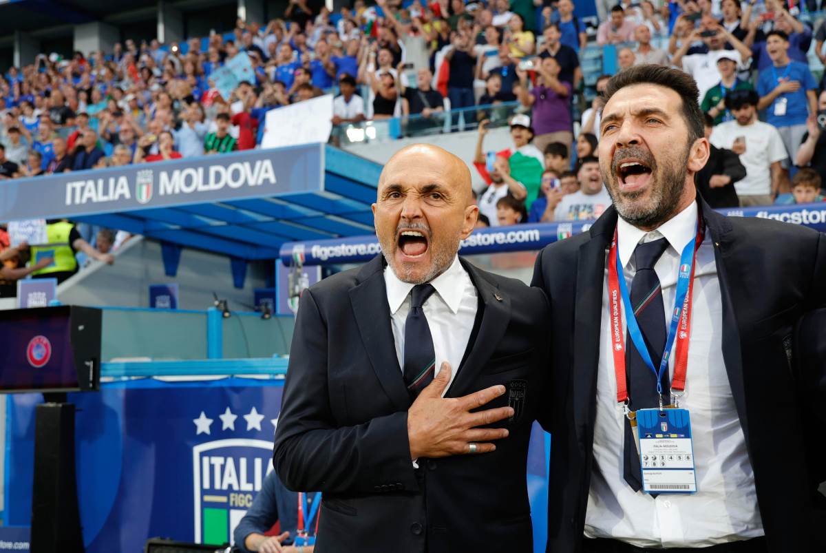 Lučano Spaleti i Đanluiđi Bufon pevaju himnu u reprezentaciji Italije